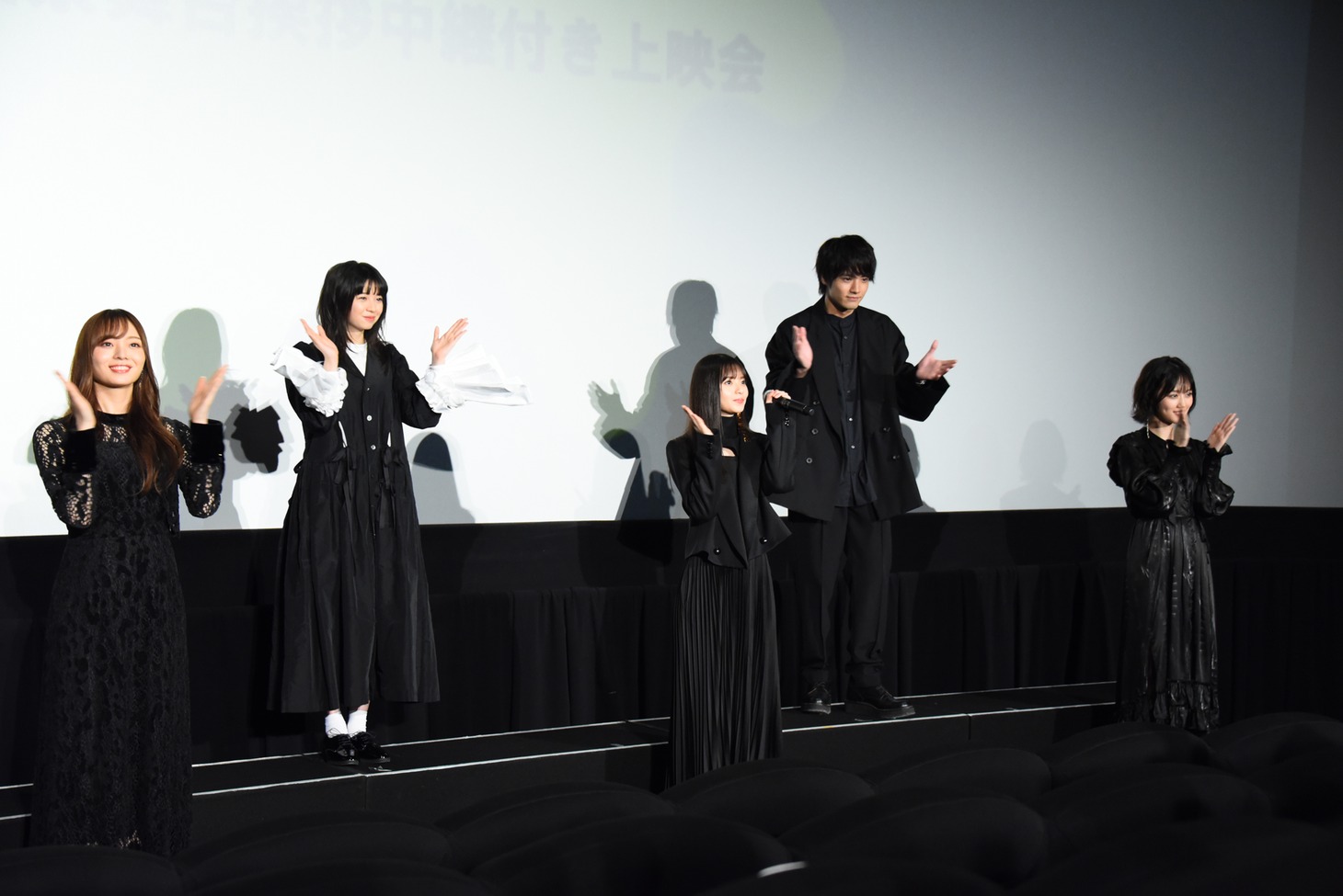 一本締めをするキャスト陣。