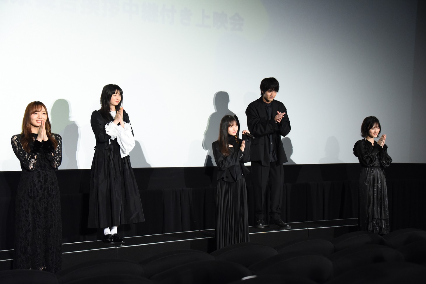 一本締めをするキャスト陣。