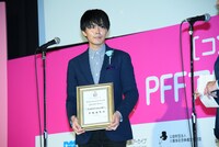 エンタテインメント賞（ホリプロ賞）を受賞した「こちら放送室よりトム少佐へ」監督の千阪拓也。