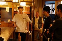 実写映画「とんかつDJアゲ太郎」の撮影現場より。