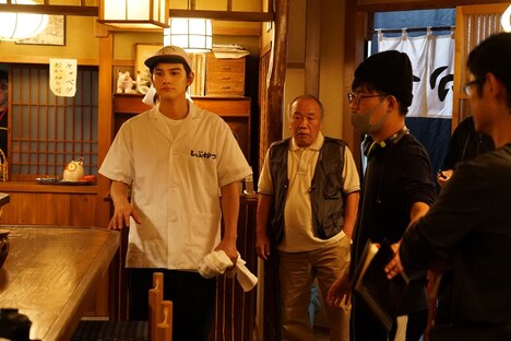 「とんかつDJアゲ太郎」メイキング写真より、北村匠海（左）と二宮健（右）。