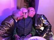 監督たちに挟まれるピエール・カルダン（中央）。