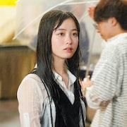 橋本環奈のずぶ濡れ場面写真が到着、大雨の中はしゃぐオフショットも