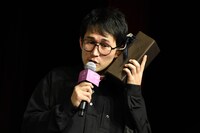 松雪泰子からグラッパをプレゼントされ「僕のだけ爆弾入ってます？」と心配するじろう。