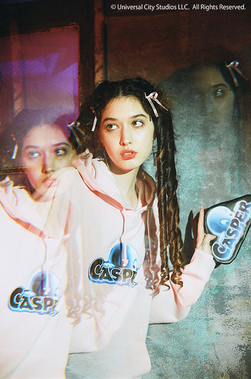X-girl × CASPER SWEAT HOODIE（税込1万3750円）、X-girl × CASPER POUCH（税込4180円）。