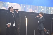 セレモニー開会宣言をする別所哲也（左）と白濱亜嵐（右）。