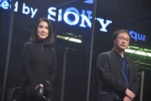 左から筒井真理子、深田晃司。