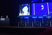 左からMCの堀潤、関口メンディー、小池百合子、