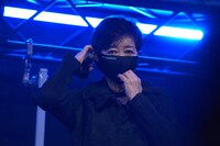 映画祭特製マスクを着ける小池百合子。