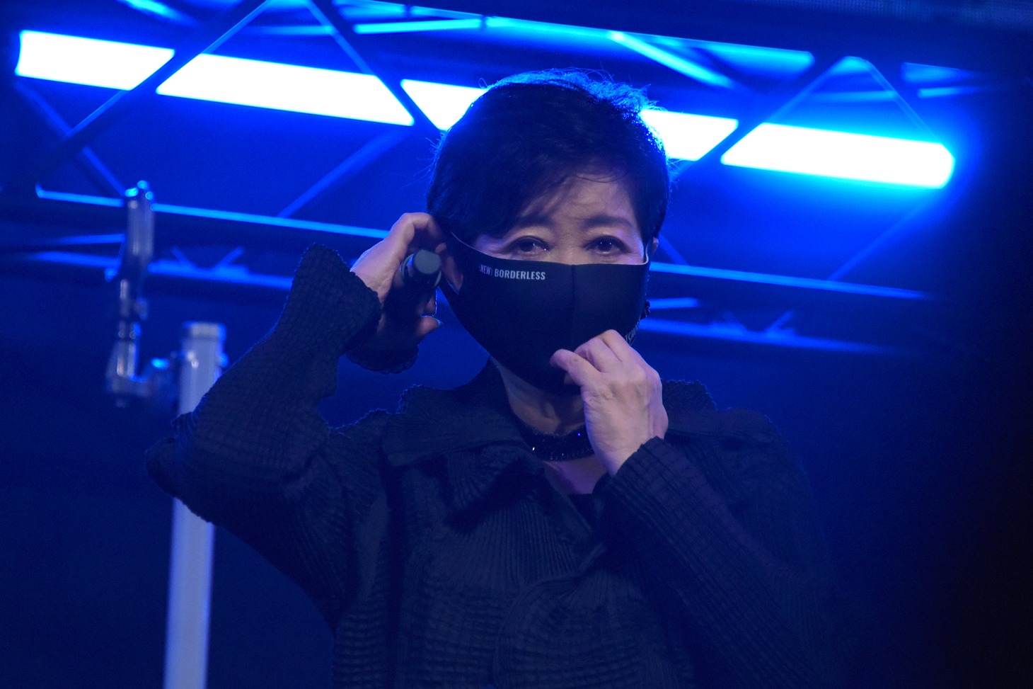 映画祭特製マスクを着ける小池百合子。