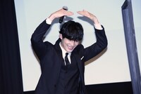 中継先のカメラにサインを送る岡田健史。