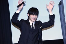 中継先のカメラに手を振る岡田健史。