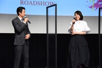 左から堤真一、石田ゆり子。