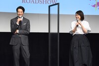 左から堤真一、石田ゆり子。