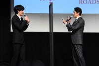 左から岡田健史、堤真一。