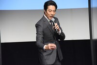 薪ストーブの素晴らしさを熱弁する堤真一。