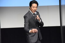 薪ストーブの素晴らしさを熱弁する堤真一。