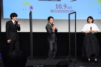 左から岡田健史、堤真一、石田ゆり子。