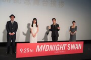 「ミッドナイトスワン」公開記念舞台挨拶の様子。左から内田英治、服部樹咲、草なぎ剛、水川あさみ。