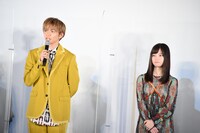 左から佐藤大樹、橋本環奈。