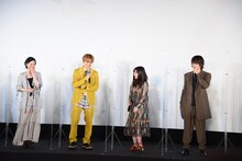 小芝居を始めた佐藤流司（右端）。