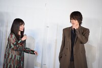 小芝居する佐藤流司（右）と、笑う橋本環奈（左）。