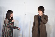 小芝居する佐藤流司(右)と、笑う橋本環奈(左)。