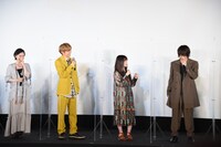 小芝居を始めた佐藤流司（右端）。