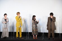 小芝居を始めた佐藤流司（右端）。