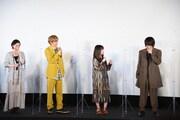 小芝居を始めた佐藤流司(右端)。