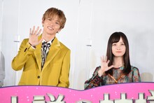 左から佐藤大樹、橋本環奈。