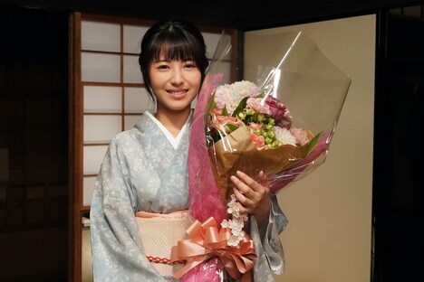 クランクアップ時の浜辺美波。