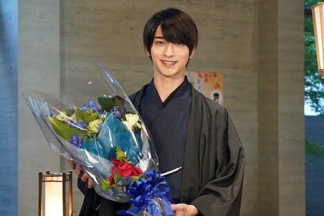 クランクアップ時の横浜流星。