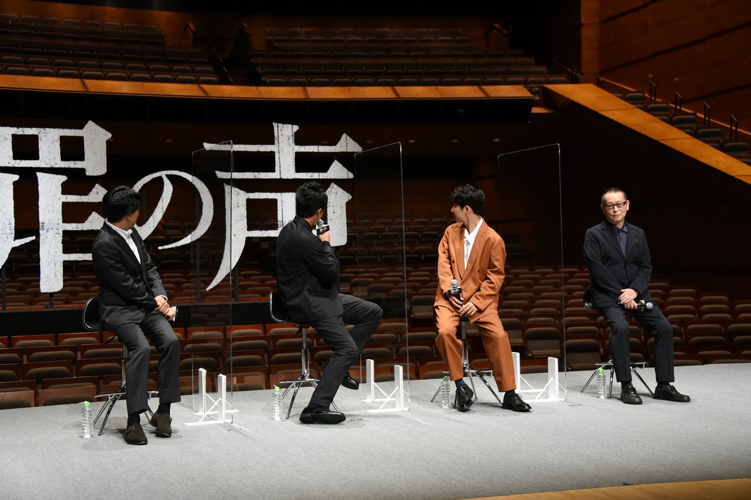左から塩田武士、小栗旬、星野源、土井裕泰。