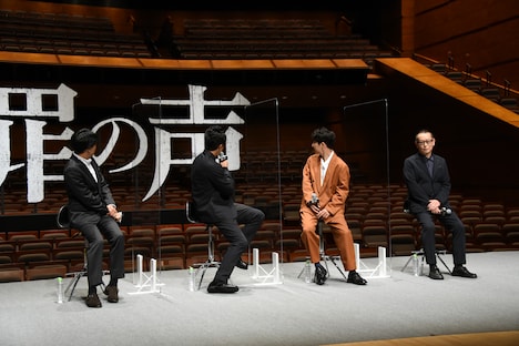 無人の客席を眺める登壇者たち。