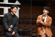 左から小栗旬、星野源。