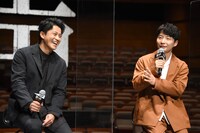 左から小栗旬、星野源。