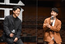 左から小栗旬、星野源。
