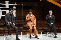 土井裕泰（右）の「小栗さんが来た日に、子役の女の子の目がハートになる瞬間を見てしまった」という話に笑う小栗旬（左）と星野源（中央）。