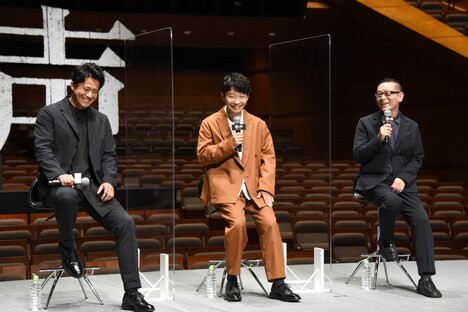 左から小栗旬、星野源、土井裕泰。