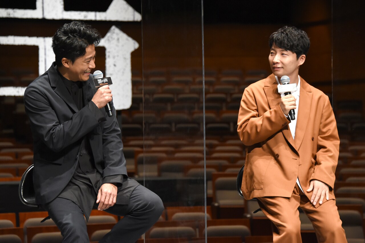 左から小栗旬、星野源。