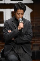 「好きなシーンは？」という質問の答えに悩む小栗旬。