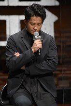 「好きなシーンは？」という質問の答えに悩む小栗旬。