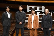 左から塩田武士、小栗旬、星野源、土井裕泰。