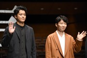 左から小栗旬、星野源。