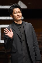 ゆっくりと手を振りながら体を左右に動かす小栗旬。