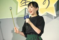 ステッキを振る芦田愛菜。