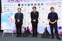 第33回東京国際映画祭ラインナップ発表記者会見の様子。左から深田晃司、役所広司、是枝裕和。
