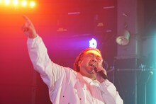 「とんかつDJアゲ太郎」より、パパイヤ鈴木演じるMC。