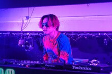 「とんかつDJアゲ太郎」より、オカモトレイジ演じるDJ。